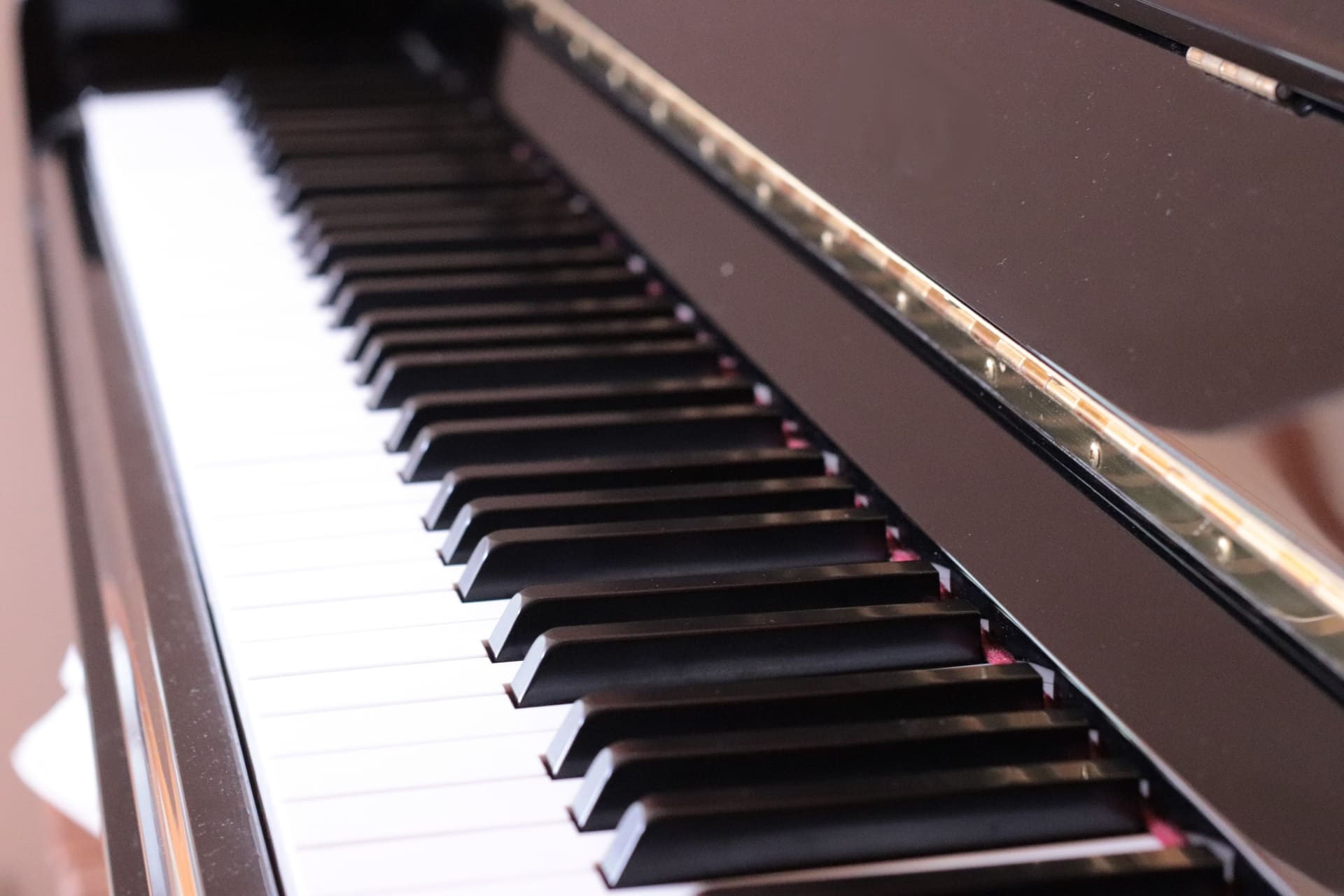 ピアノの黒鍵修理、方法と費用は？
